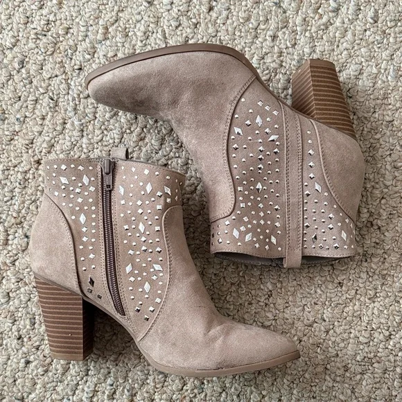Jennifer Lopez Studded Taupe Suede Ankle Boots - Women’s 8.5 - Picture 8 of 15
